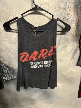 DARE TO RESIST DRUGS & VIOLENCE MUSCLE 💪 TANK TOP SIZE SMALL